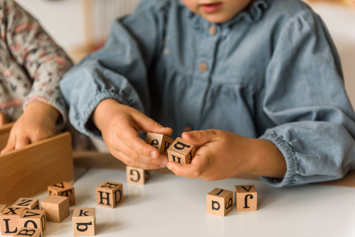 Sprachlernbündel: Alphabet-Blöcke aus Holz + Wimmelbuch - Natureich