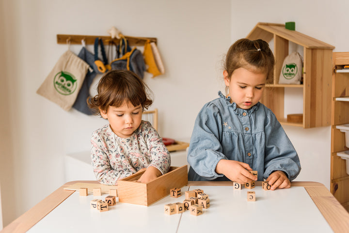 Sprachlernbündel: Alphabet-Blöcke aus Holz + Wimmelbuch - Natureich
