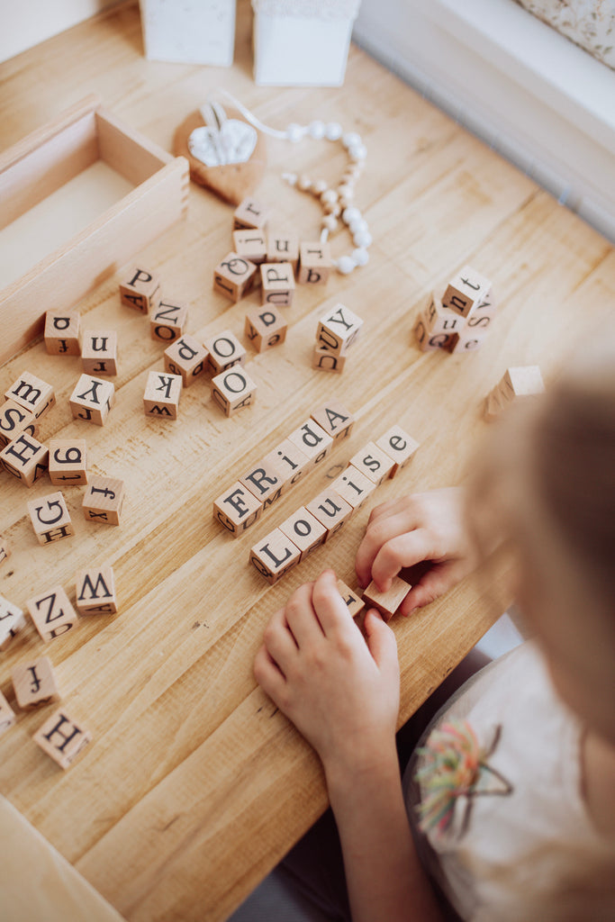 Sprachlernbündel: Alphabet-Blöcke aus Holz + Wimmelbuch - Natureich